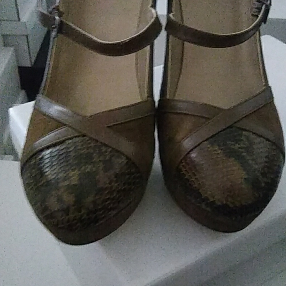 Shoes - Picture 5 of 5